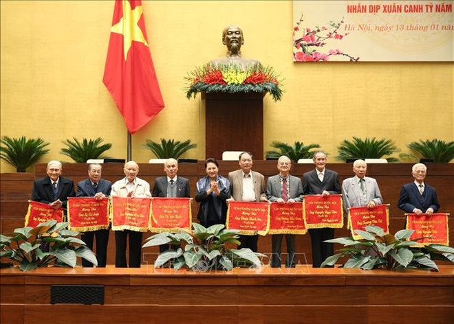 国会主席阮氏金银与国会原领导和国会办公厅退休干部举行见面会 ảnh 1