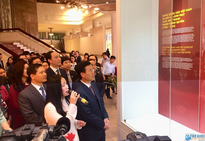 “越南共产党90周年--辉煌征程”专题展在河内举行 ảnh 2