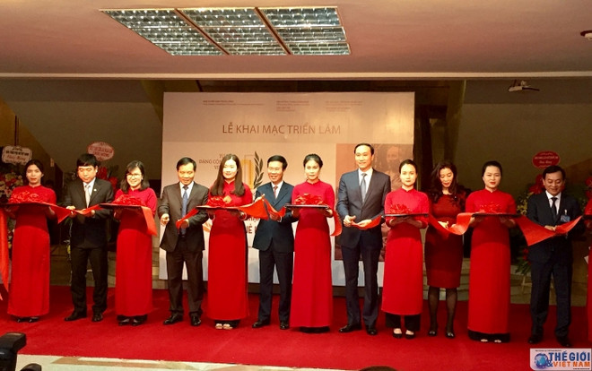 “越南共产党90周年--辉煌征程”专题展在河内举行 ảnh 1