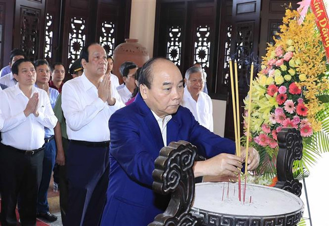 政府总理阮春福出席永隆省“团圆之春”活动 ảnh 2 政府总理阮春福出席永隆省“团圆之春”活动 ảnh 2