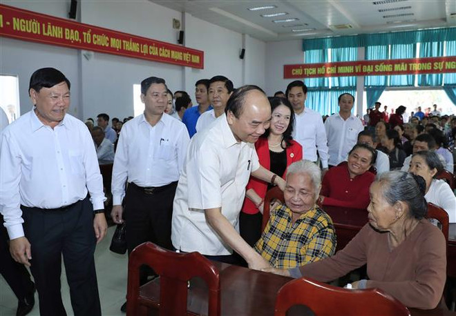 政府总理阮春福出席永隆省“团圆之春”活动 ảnh 1 政府总理阮春福出席永隆省“团圆之春”活动 ảnh 1