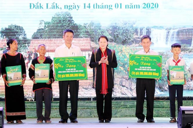 国会主席阮氏金银出席得乐省奔敦县“温暖民心的边防之春”活动 ảnh 2 国会主席阮氏金银出席得乐省奔敦县“温暖民心的边防之春”活动 ảnh 2