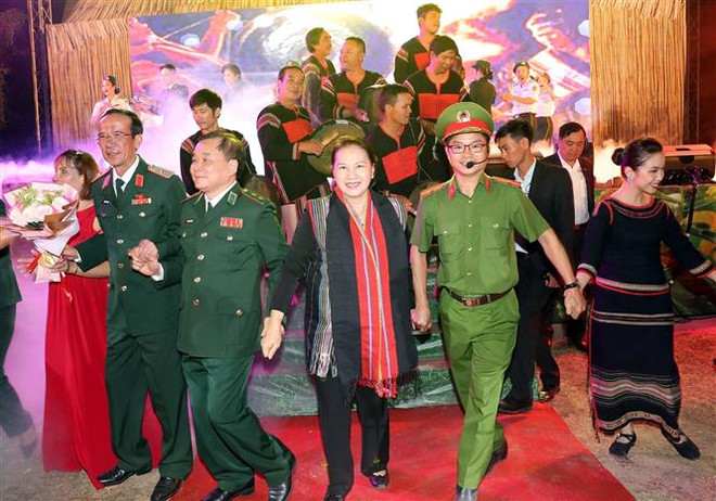 国会主席阮氏金银出席得乐省奔敦县“温暖民心的边防之春”活动 ảnh 1 国会主席阮氏金银出席得乐省奔敦县“温暖民心的边防之春”活动 ảnh 1