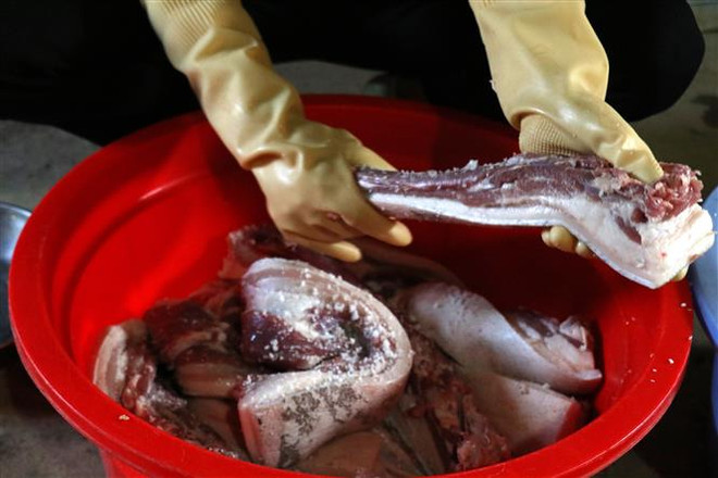 老街省烟熏腊肉、腊肠以特色味道闻名远近 ảnh 2 老街省烟熏腊肉、腊肠以特色味道闻名远近 ảnh 2