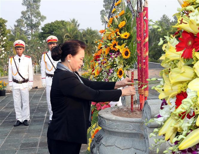 国会主席阮氏金银前往槟椥省烈士陵园上香和凭吊英烈 ảnh 2 国会主席阮氏金银前往槟椥省烈士陵园上香和凭吊英烈 ảnh 2