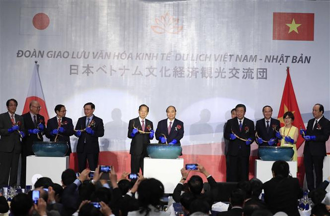 越南政府总理与日本自由民主党秘书长出席越日文化交流晚会 ảnh 1 越南政府总理与日本自由民主党秘书长出席越日文化交流晚会 ảnh 1
