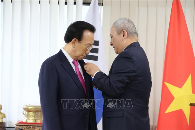 越南向原韩国庆尚北道省知事授予三级劳动勋章 ảnh 1 越南向原韩国庆尚北道省知事授予三级劳动勋章 ảnh 1