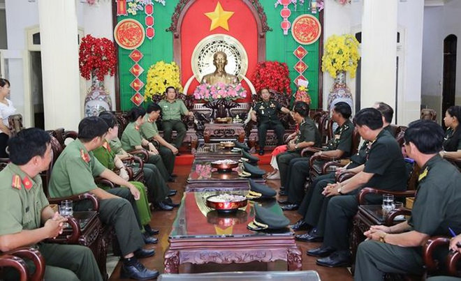 柬埔寨王家军警卫司令部向芹苴市领导致以新春祝福 ảnh 1 柬埔寨王家军警卫司令部向芹苴市领导致以新春祝福 ảnh 1