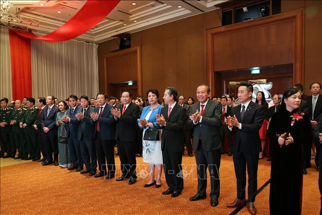 中国驻越大使馆举行越中建交70周年招待晚宴 ảnh 1 中国驻越大使馆举行越中建交70周年招待晚宴 ảnh 1