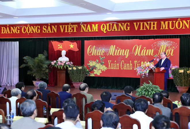 越南政府总理阮春福会见中部地区离退休老干部 ảnh 2