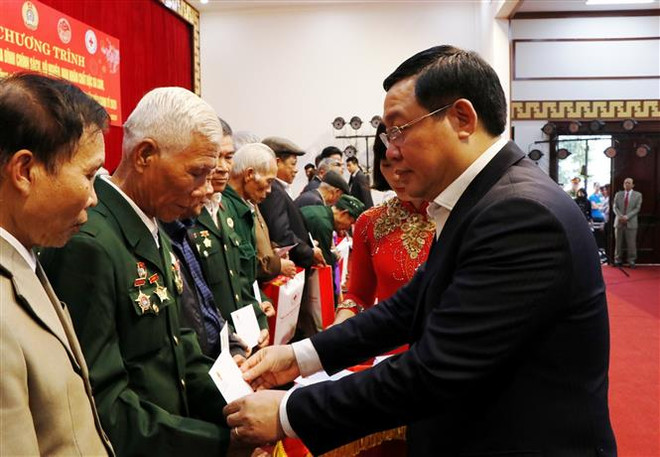 越南政府领导走访慰问少数民族同胞并送上春节慰问礼物 ảnh 1 越南政府领导走访慰问少数民族同胞并送上春节慰问礼物 ảnh 1