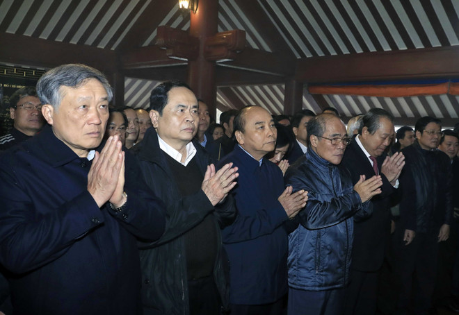阮春福总理同党、国家领导人上香缅怀胡志明主席的伟大功劳 ảnh 1 阮春福总理同党、国家领导人上香缅怀胡志明主席的伟大功劳 ảnh 1