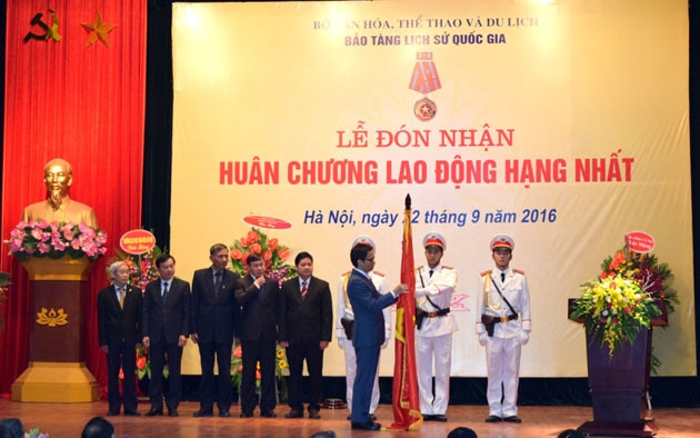 越南政府副总理武德儋向国家历史博物馆授予一级劳动勋章 ảnh 1 越南政府副总理武德儋向国家历史博物馆授予一级劳动勋章 ảnh 1