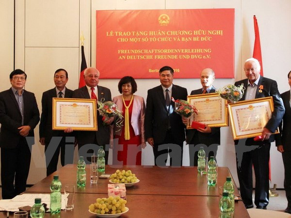 越南向部分德国友人和组织授予友好勋章 ảnh 1 越南向部分德国友人和组织授予友好勋章 ảnh 1