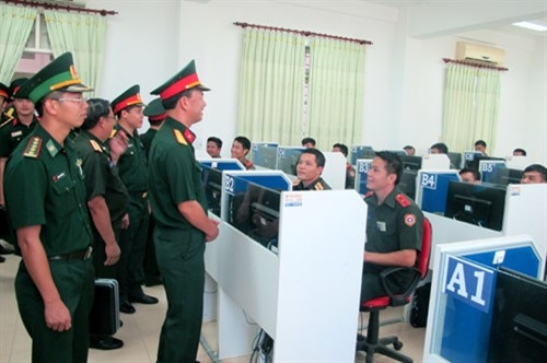 越南年轻军官代表团访问老挝凯山•丰威汉国防学院 ảnh 2 越南年轻军官代表团访问老挝凯山•丰威汉国防学院 ảnh 2