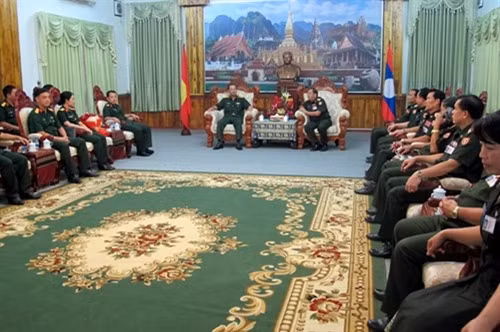 越南年轻军官代表团访问老挝凯山•丰威汉国防学院 ảnh 1