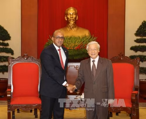 越共中央总书记阮富仲高度评价古巴驻越大使对越古关系的贡献 ảnh 1