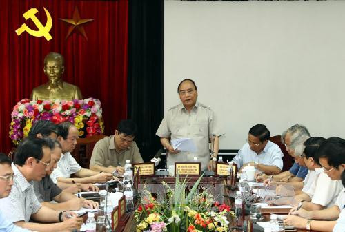 阮春福赴河静省检查指导第十号台风灾后恢复重建工作 ảnh 2