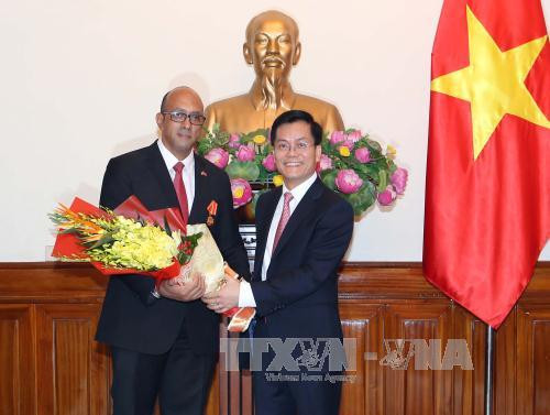 越南向古巴驻越大使授予友谊勋章 ảnh 1