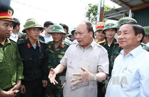 阮春福赴河静省检查指导第十号台风灾后恢复重建工作 ảnh 1