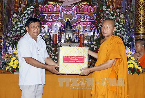 西南部地区事务指导委员会组团祝贺高棉族报孝节 ảnh 1 西南部地区事务指导委员会组团祝贺高棉族报孝节 ảnh 1
