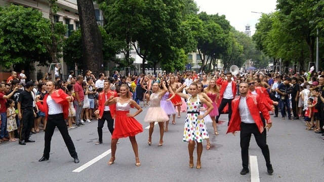 首次国际狂欢节在河内市步行街区热闹登场 ảnh 1
