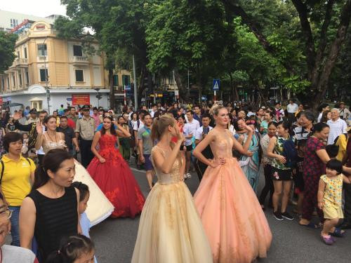 首次国际狂欢节在河内市步行街区热闹登场 ảnh 3