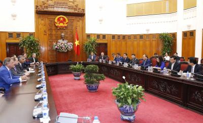 政府总理阮春福会见国际投资商小组 ảnh 1 政府总理阮春福会见国际投资商小组 ảnh 1