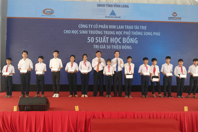 越共中央宣教部部长武文赏为永隆省贫困学生颁发助学金 ảnh 1 越共中央宣教部部长武文赏为永隆省贫困学生颁发助学金 ảnh 1