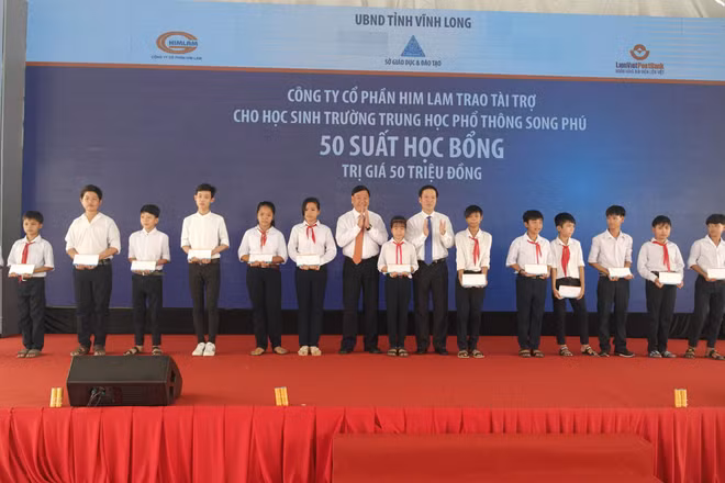 越共中央宣教部部长武文赏为永隆省贫困学生颁发助学金 ảnh 1