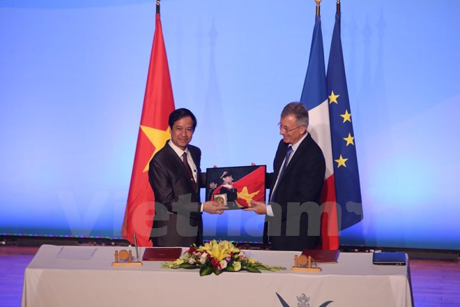 法国总统与河内国家大学学生互动交流 ảnh 1 法国总统与河内国家大学学生互动交流 ảnh 1