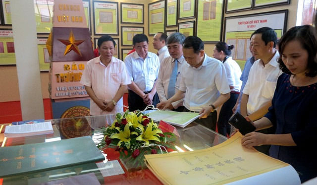 “黄沙与长沙归属越南:历史证据和法律依据”资料图片展在平顺省举行 ảnh 1 “黄沙与长沙归属越南:历史证据和法律依据”资料图片展在平顺省举行 ảnh 1