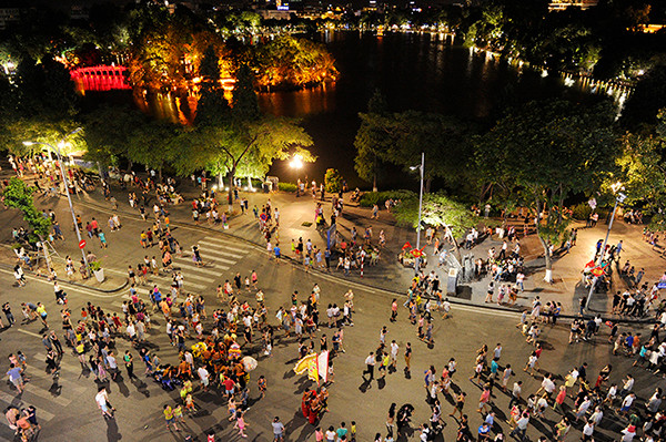 河内市还剑湖畔步行街区昨日正式开业 ảnh 1