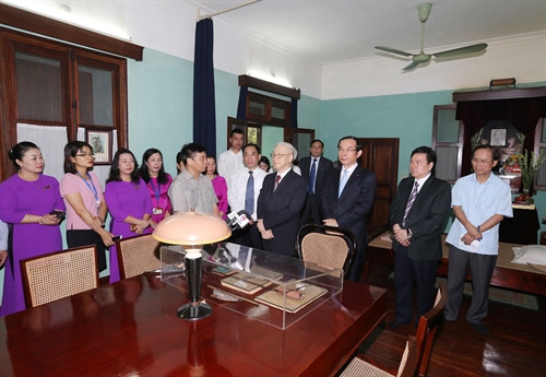 越共中央总书记阮富仲向胡志明主席敬香 ảnh 1