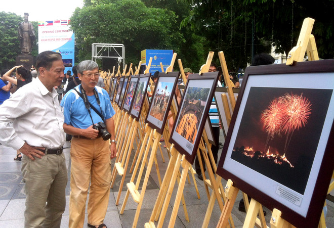 东盟成立50周年:东盟国家风土人情图片展在河内举行 ảnh 2 东盟成立50周年:东盟国家风土人情图片展在河内举行 ảnh 2