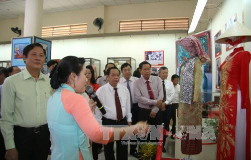 “庆祝东盟成立50周年”图片展在芹苴市正式开幕 ảnh 1 “庆祝东盟成立50周年”图片展在芹苴市正式开幕 ảnh 1