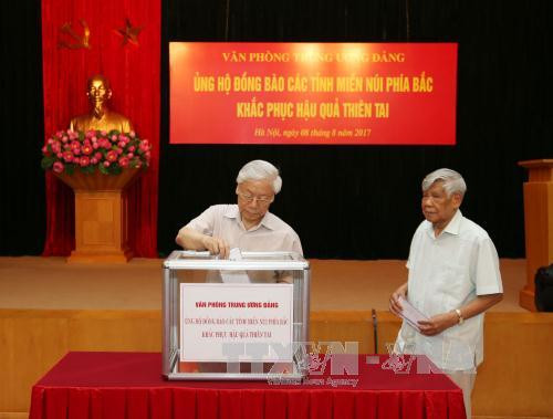越共中央总书记阮富仲为北部山区灾民捐款 ảnh 1 越共中央总书记阮富仲为北部山区灾民捐款 ảnh 1