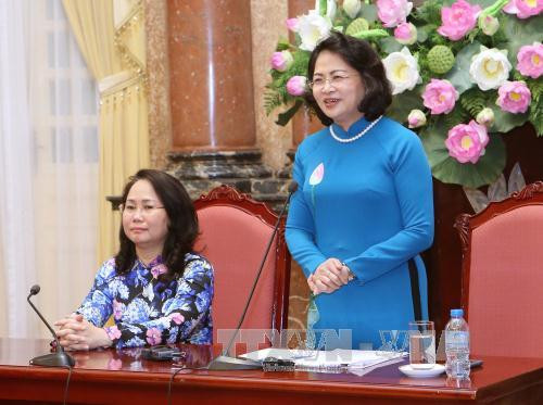 国家副主席邓氏玉盛会见西北地区各少数民族代表人士代表团 ảnh 1