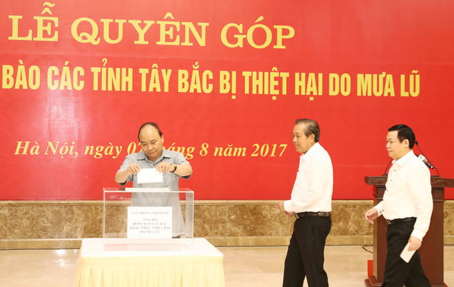 党和国家领导以及社会各界为北部各省洪灾灾民捐款 ảnh 2 党和国家领导以及社会各界为北部各省洪灾灾民捐款 ảnh 2