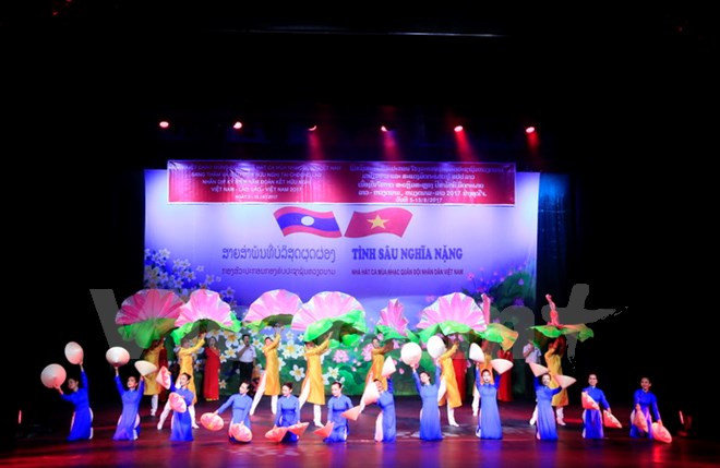 “越老深情”艺术晚会在老挝举行 ảnh 1