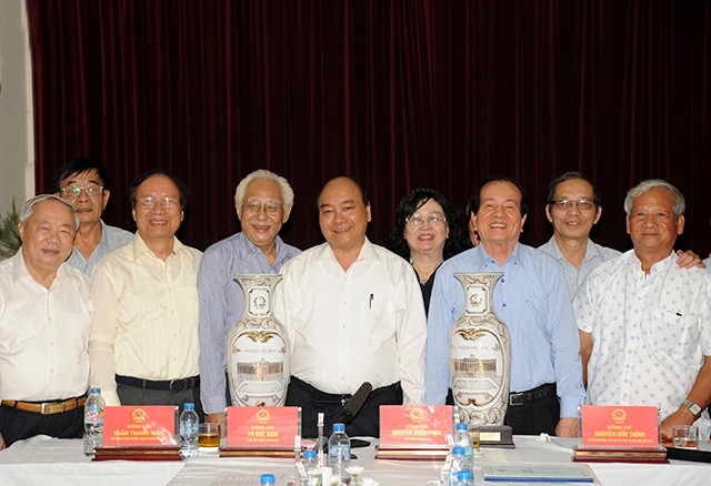 越南政府总理阮春福: 越南文艺工作者坚定对党和革命的信念 ảnh 1 越南政府总理阮春福: 越南文艺工作者坚定对党和革命的信念 ảnh 1