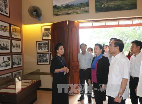 国会主席阮氏金银与宣光省山阳县儿童共度中秋佳节 ảnh 3