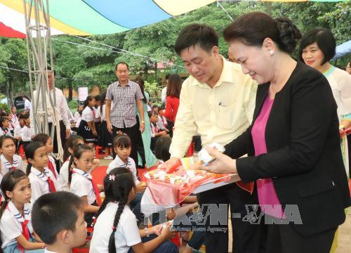 国会主席阮氏金银与宣光省山阳县儿童共度中秋佳节 ảnh 1