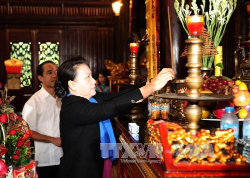 国会主席阮氏金银与宣光省山阳县儿童共度中秋佳节 ảnh 4