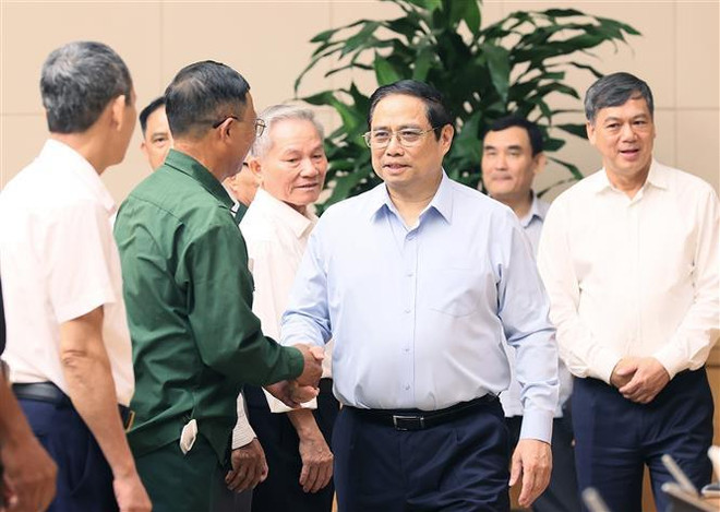 越南政府总理范明政会见南定省革命有功者典范代表团 ảnh 1 越南政府总理范明政会见南定省革命有功者典范代表团 ảnh 1