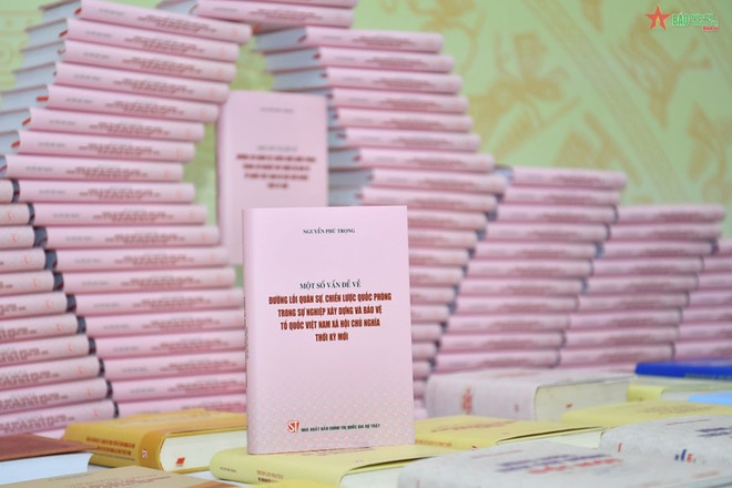 阮富仲新书:落实政治素养良好之军队建设任务指南 ảnh 1 阮富仲新书:落实政治素养良好之军队建设任务指南 ảnh 1