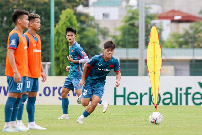 越南男足国奥队开始集训 为第十九届亚运会做好准备 ảnh 1 越南男足国奥队开始集训 为第十九届亚运会做好准备 ảnh 1