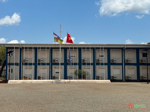 欧盟驻中非共和国军事培训团举行升旗仪式 庆祝越南国庆节 ảnh 1 欧盟驻中非共和国军事培训团举行升旗仪式 庆祝越南国庆节 ảnh 1