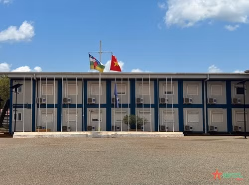 欧盟驻中非共和国军事培训团举行升旗仪式 庆祝越南国庆节 ảnh 1