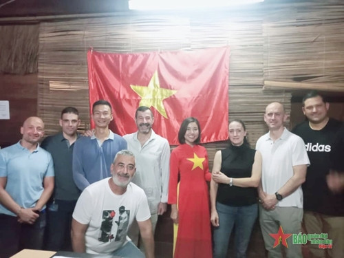 欧盟驻中非共和国军事培训团举行升旗仪式 庆祝越南国庆节 ảnh 2 欧盟驻中非共和国军事培训团举行升旗仪式 庆祝越南国庆节 ảnh 2